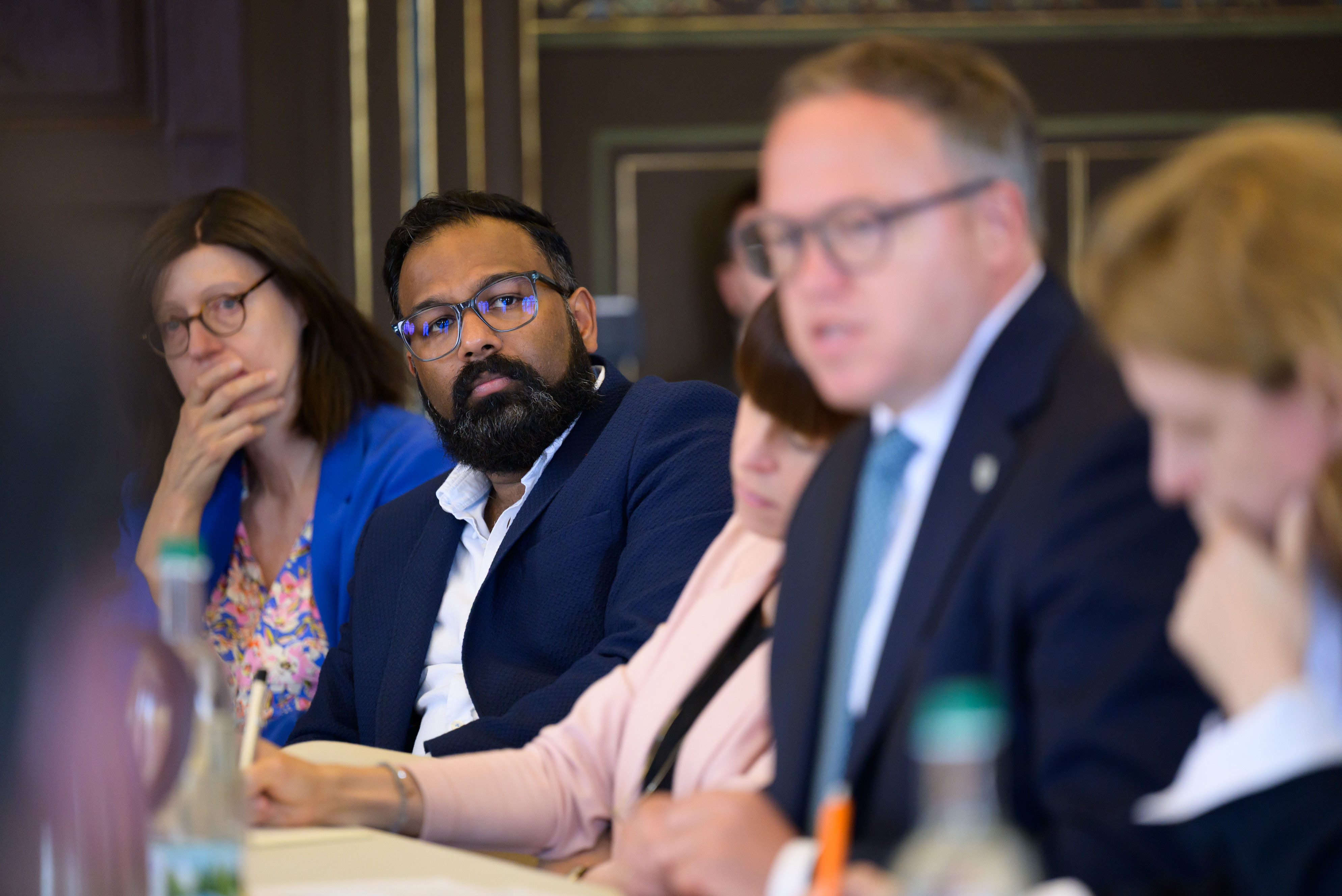 Ein Mann spricht viele hören zu