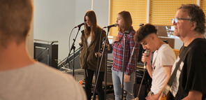 Jugendliche musizieren