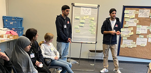 Das Bild zeigt Impressionen aus der Jugend-/ Zukunfskonferenz in Berlin. In der Jugendliche zu verschiedenen Themen an Workshops teilgenommen haben.