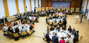 Bürger diskutieren an runden Tischen