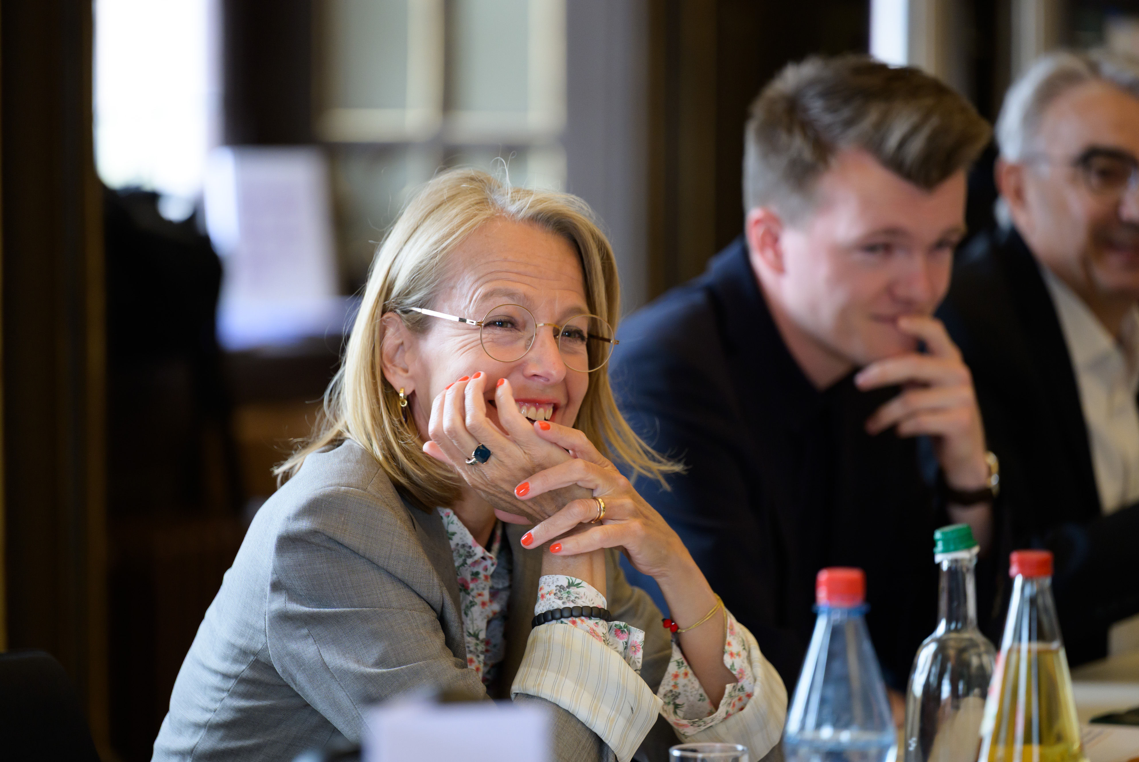 Zwei Personen in einer Diskussionsrunde