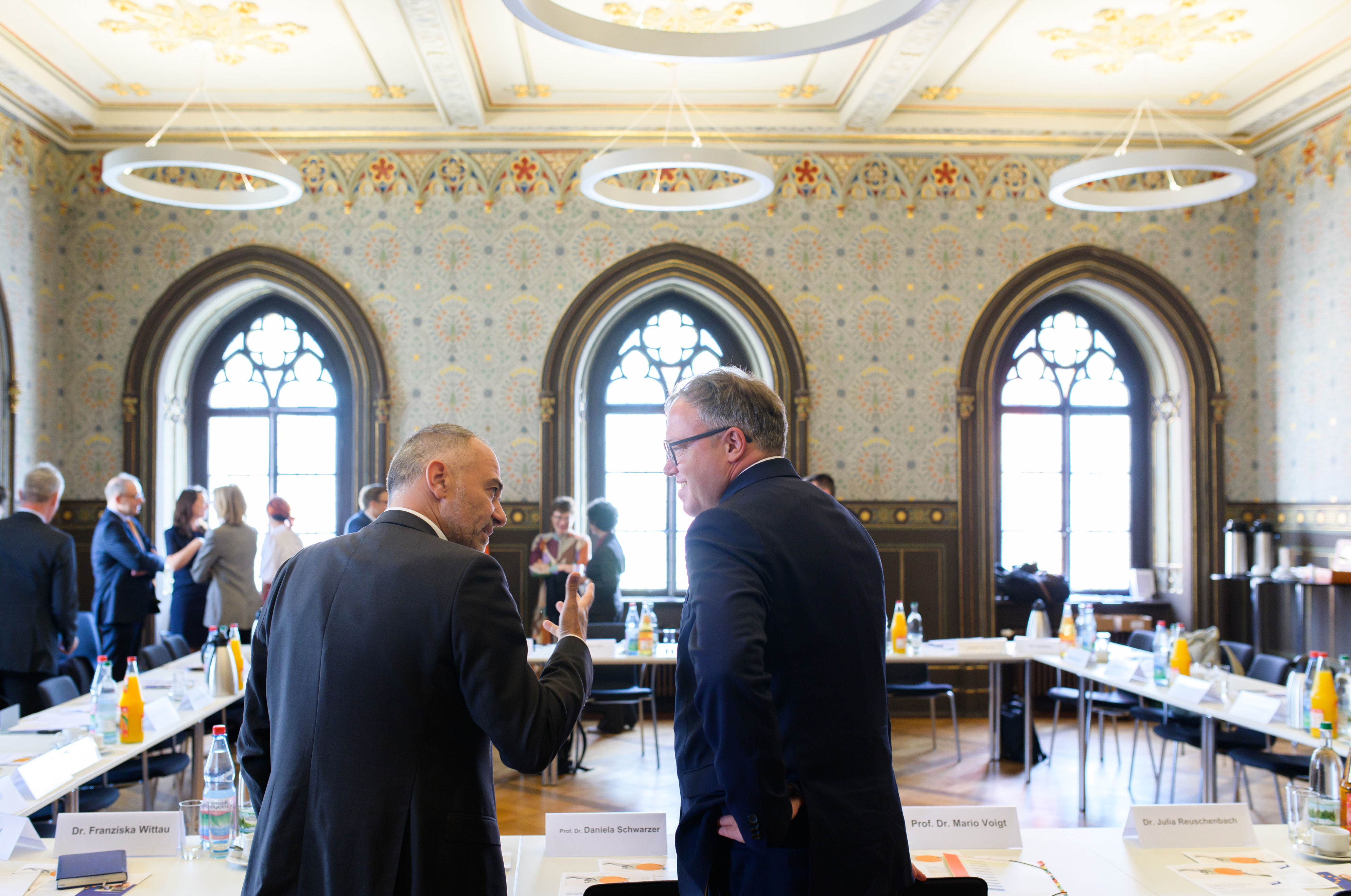 2 Personen am sprechen