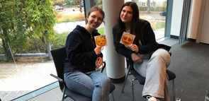 Das Bild zeigt Impressionen aus der Jugend-/ Zukunfskonferenz in Berlin. In der Jugendliche zu verschiedenen Themen an Workshops teilgenommen haben.