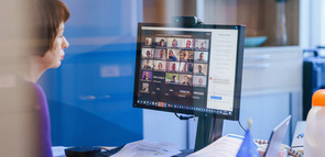 Moderatorin vor dem Bildschirm