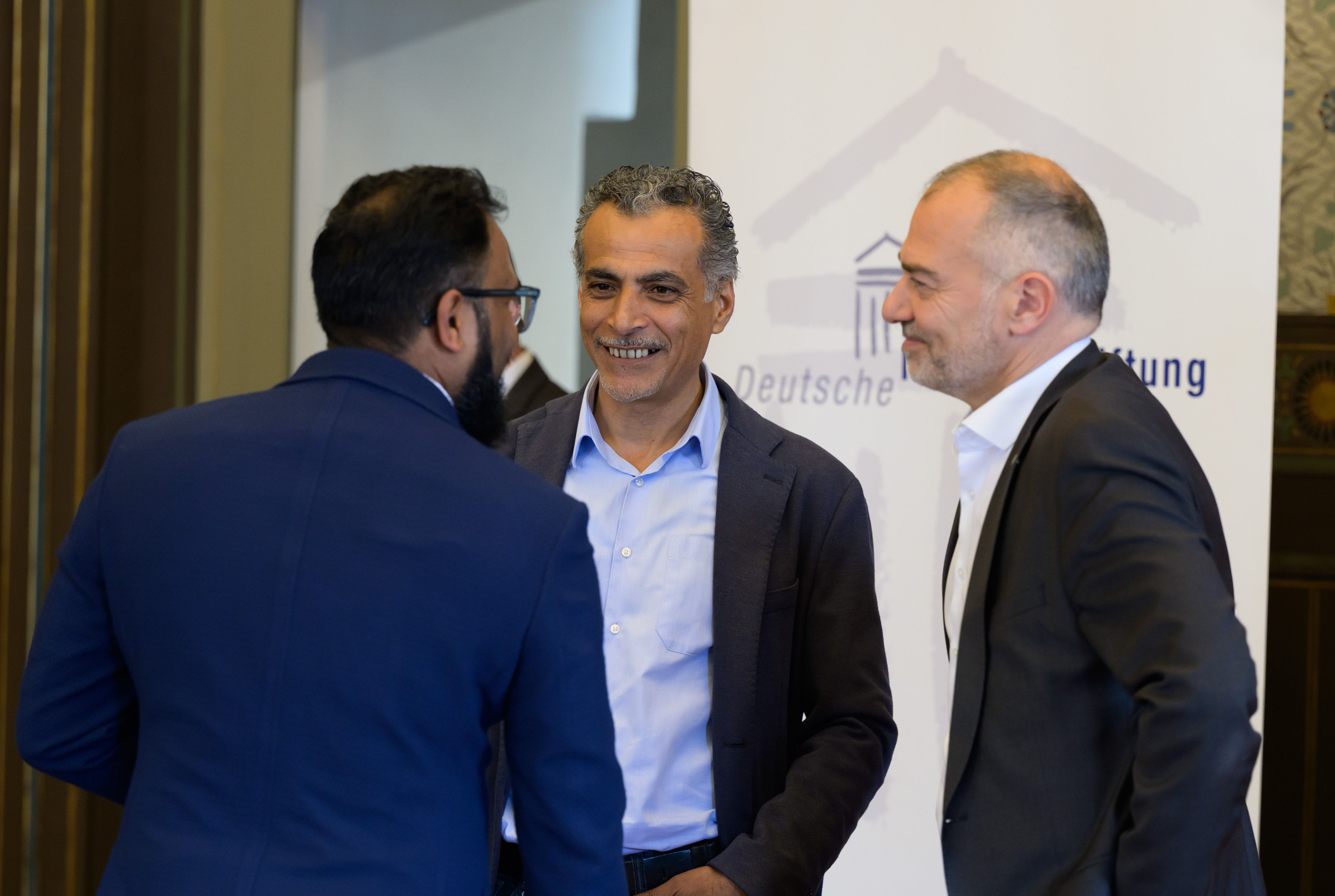 Männerrunde am Diskutieren