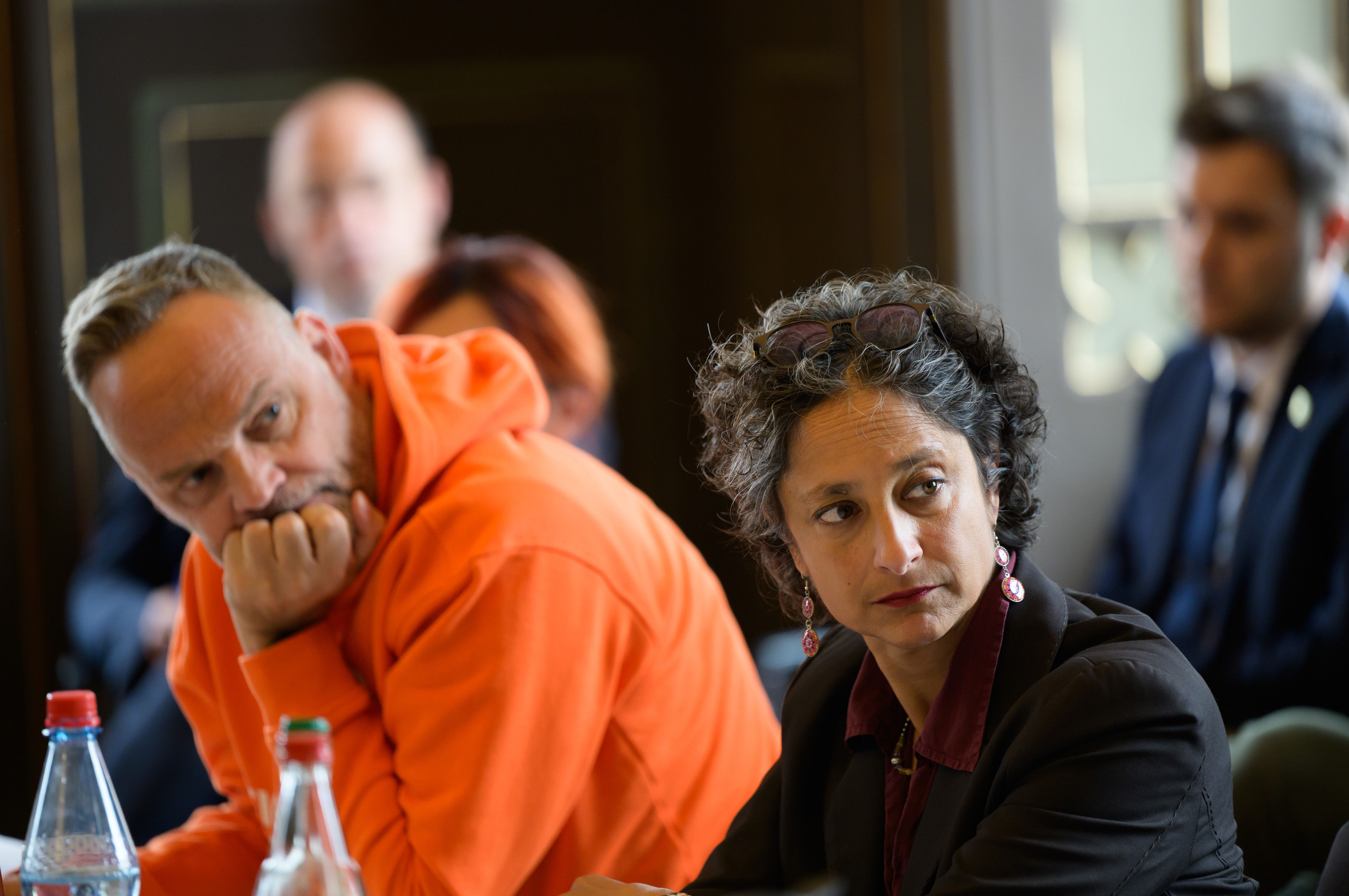 Zwei Personen hören zu