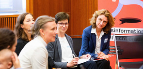 Damen diskutieren in der Runde