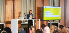 Bild von Daniela Schwarzer beim Forum gegen Fakes