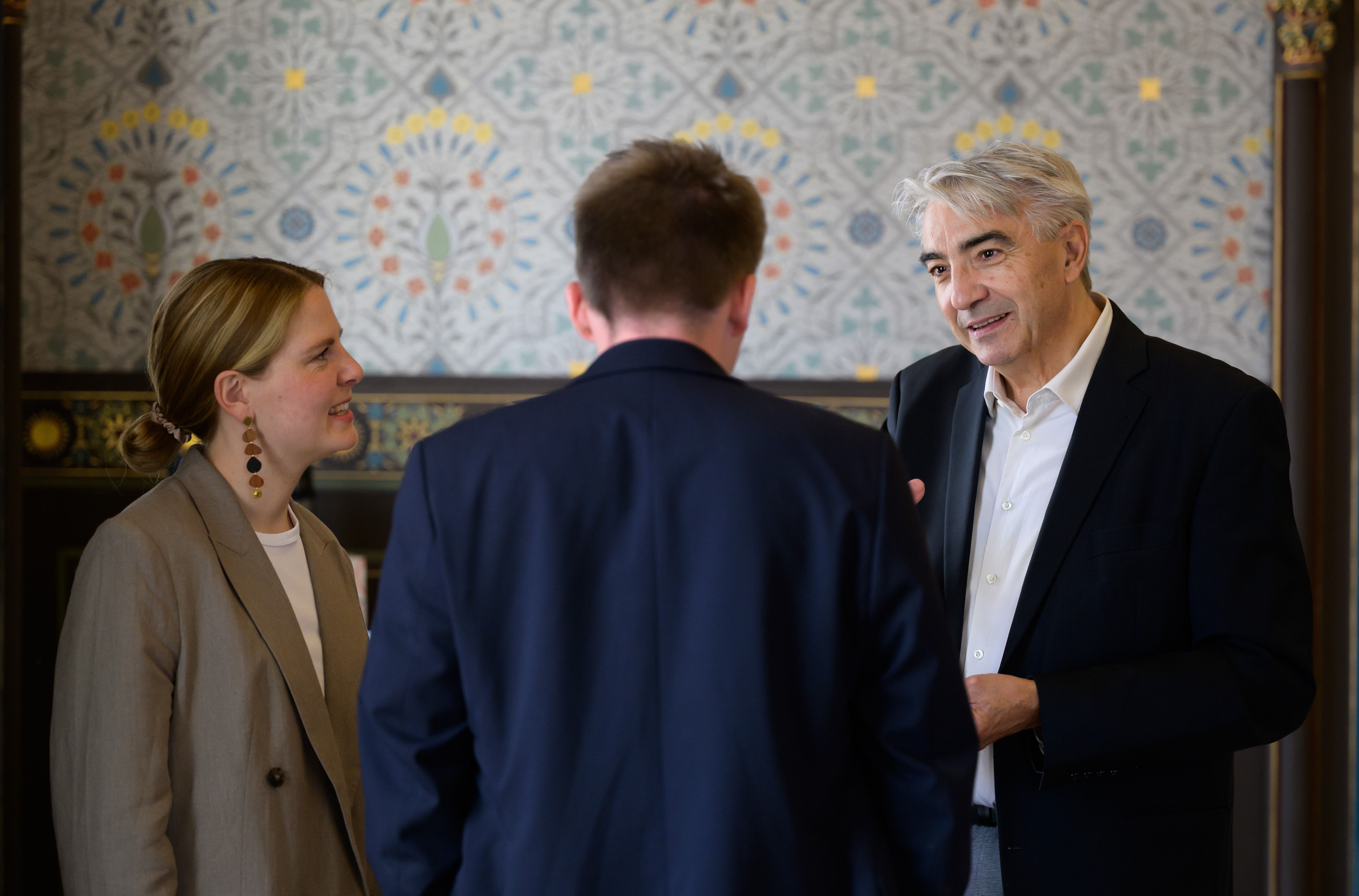 Drei Personen am Diskutieren