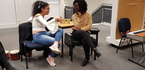 Zwei Mädchen texten ihren Song