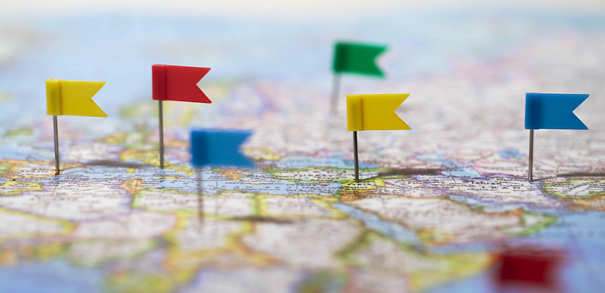 (© © shutterstock / Motortion Films) Pinnnadeln auf Landkarte