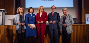 Daniela Schwarzer, Vorständin Bertelsmann Stiftung; Elisabeth Niejahr, Geschäftsführerin Gemeinnützige Hertie-Stiftung; Julia Klöckner, Bundestagspräsidentin; Philipp Amthor, MdB; Annette Schavan, Bundesministerin a.D. und Vorständin Gemeinnützige Hertie-Stiftung
