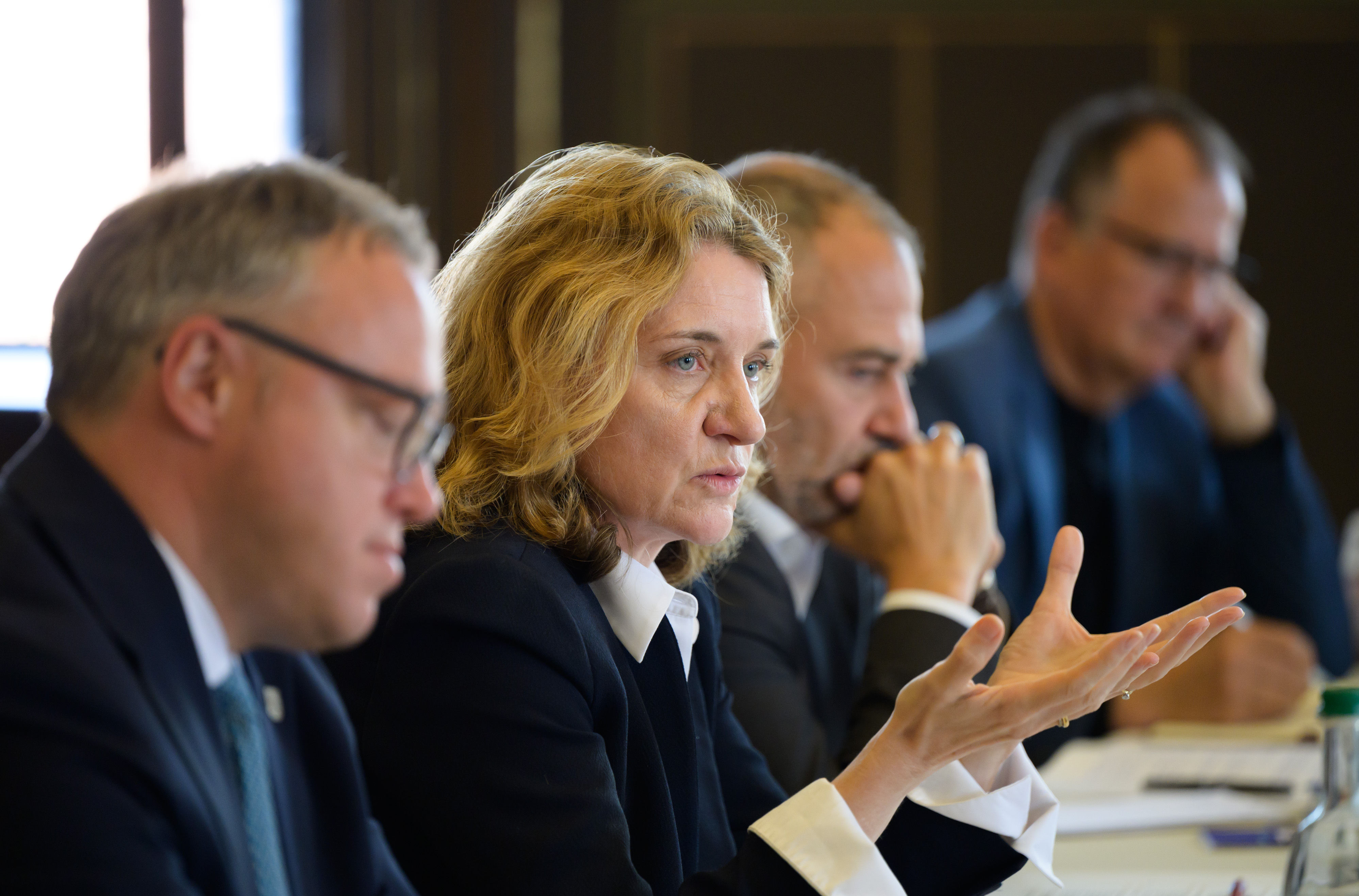 Gruppe in Runde am Diskutieren