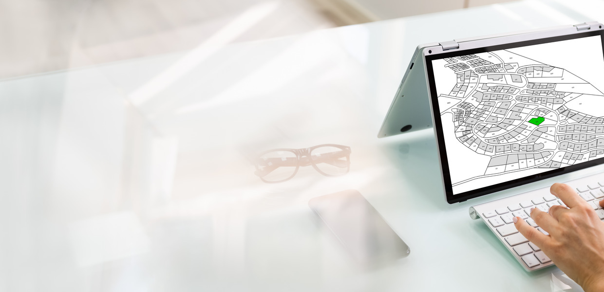 (© © Andrey Popov - stock.adobe.com) Tablet auf Tisch