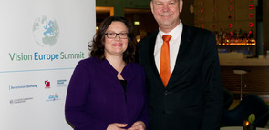 Andrea Nahles, Bundesministerin für Arbeit und Soziales, und Aart De Geus, Vorsitzender des Vorstands der Bertelsmann Stiftung, während des Vision Europe Summit 2015.