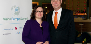Andrea Nahles, Bundesministerin für Arbeit und Soziales, und Aart De Geus, Vorsitzender des Vorstands der Bertelsmann Stiftung, während des Vision Europe Summit 2015.