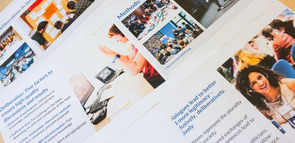 Trainingsmaterialien liegen auf dem Tisch