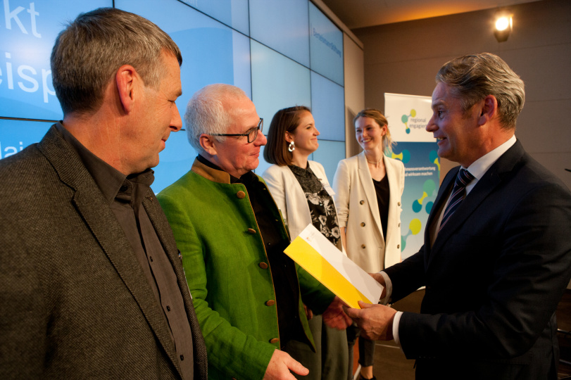 (© © Thomas Kunsch) ein Mann in grüner Jacke spricht mit dem Laudator