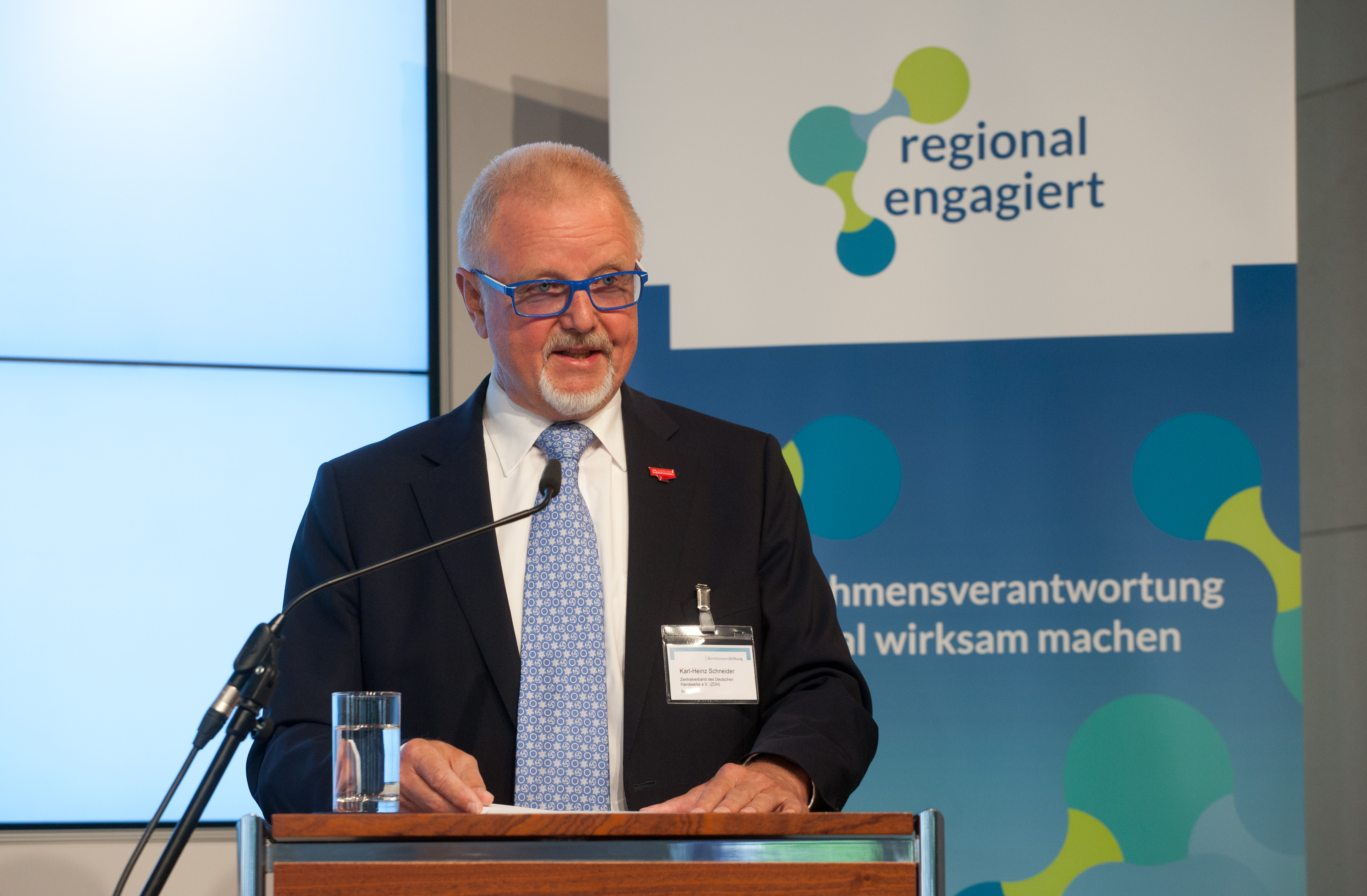 (© © Thomas Kunsch) Ein Mann steht hinter einem Pult