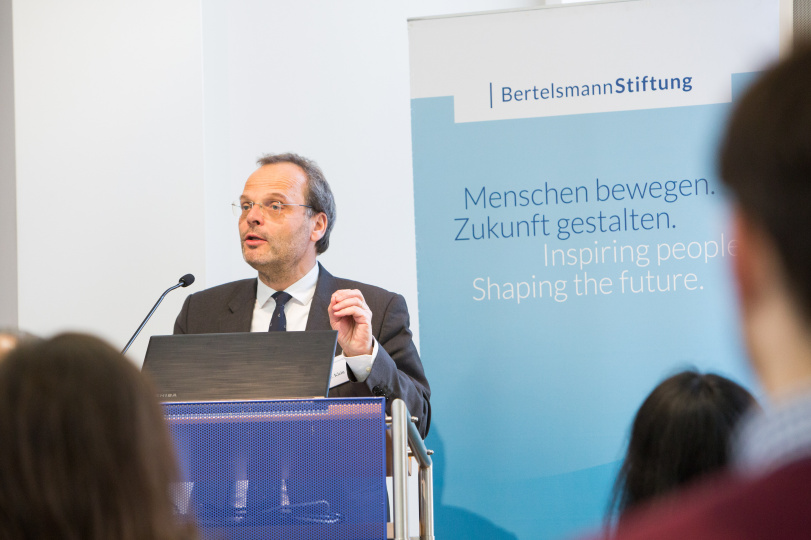 (© © Sebastian Pfütze) Ein Mann hält eine Rede.