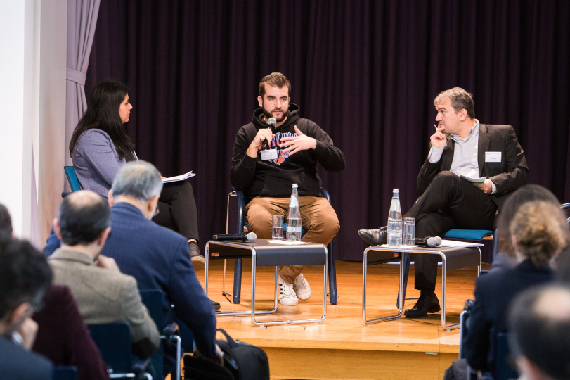 (© © Sebastian Pfütze) Drei Menschen in einer Diskussion.