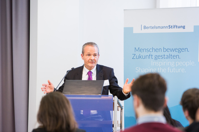 (© © Sebastian Pfütze) Ein Mann hält eine Rede.