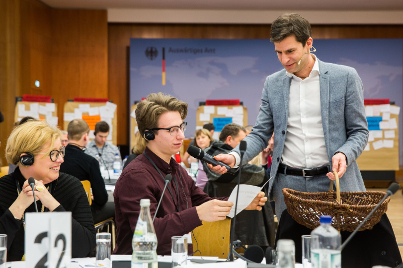 Moderator interviewt Bürger