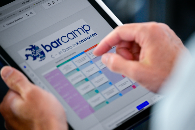 (© <p>© Sascha Schürmann</p>) Teilnehmer informiert sich über das Barcamp anhand eines Ipads.