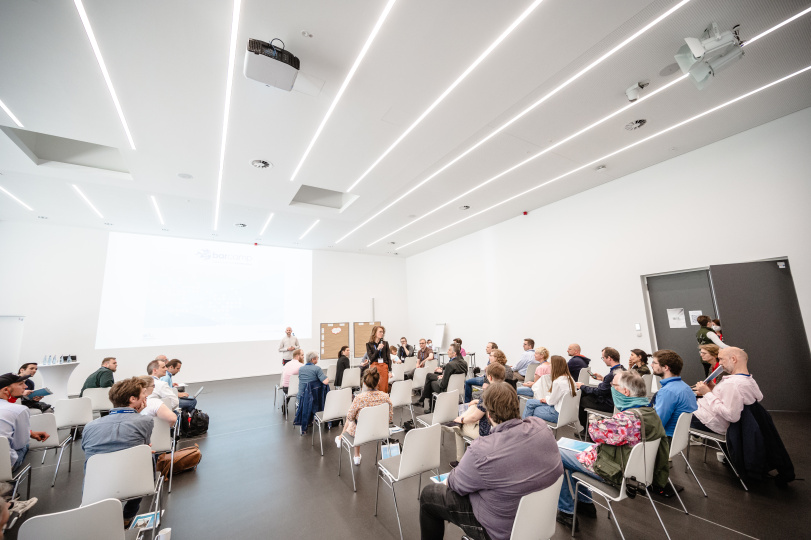 (© <p>© Sascha Schürmann</p>) Teilnehmer in der Diskussion.