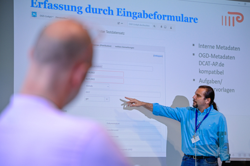 (© <p>© Sascha Schürmann</p>) Moderator erläutert Themen in einer Session.