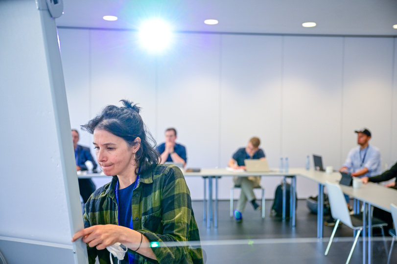 (© <p>© Sascha Schürmann</p>) Teilnehmerin notiert Inhalte am Flipchart.