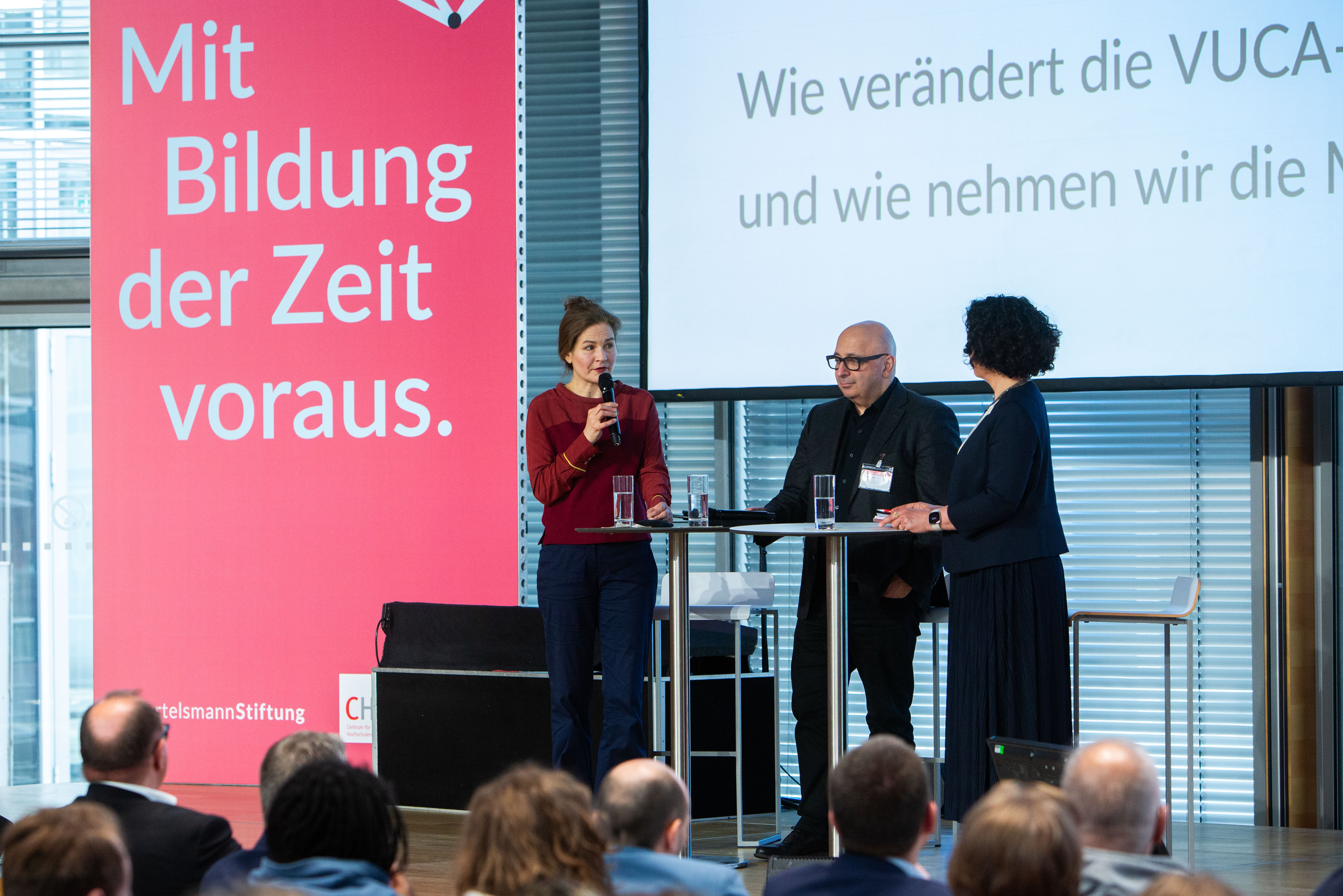 (© © Sebastian Pfütze) Podiumsgepräch Moderatorin Julia Kropf mit Nassehi und Knapp
