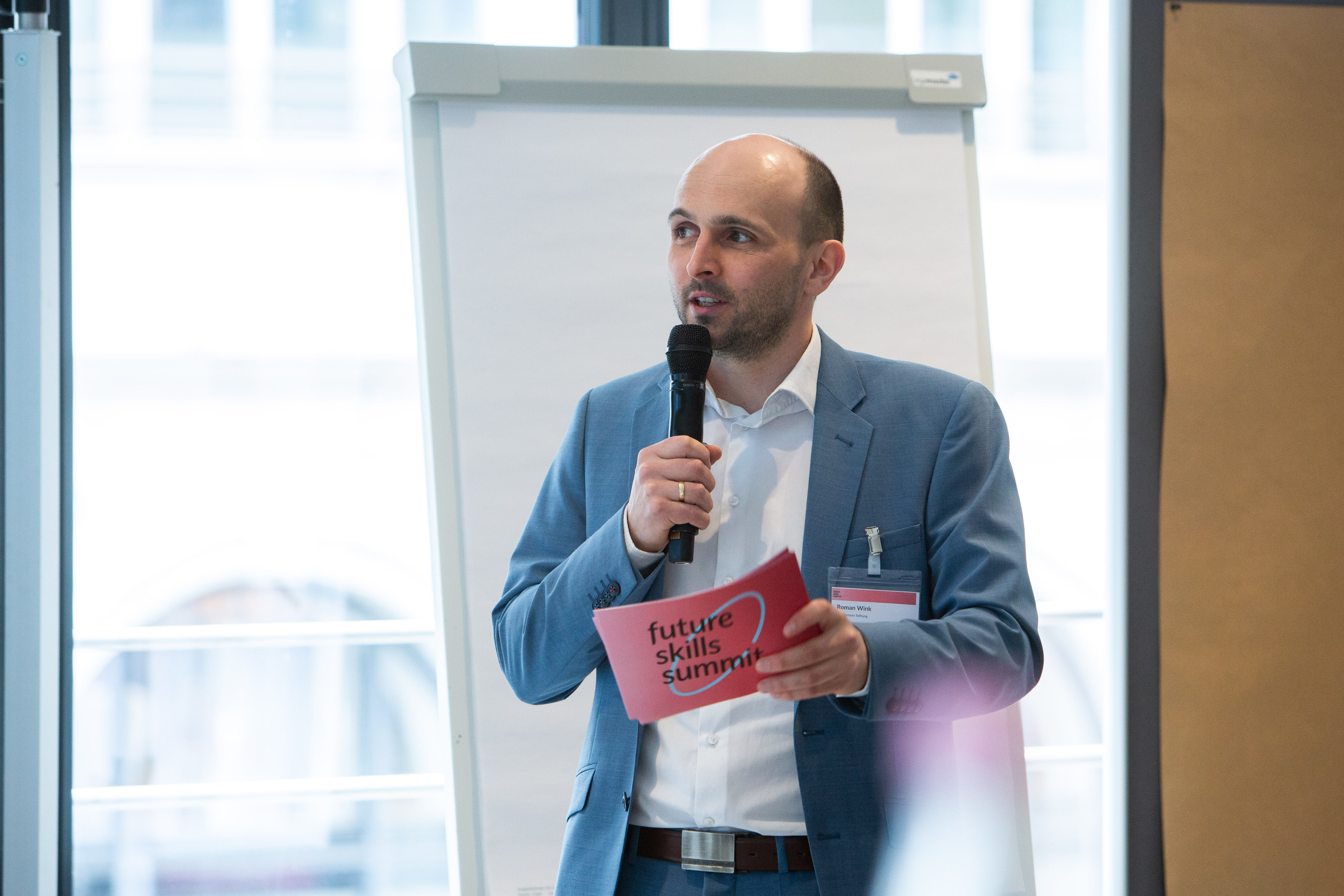 (© © Sebastian Pfütze) Senior Project Manager Roman Wink leitet eine Session