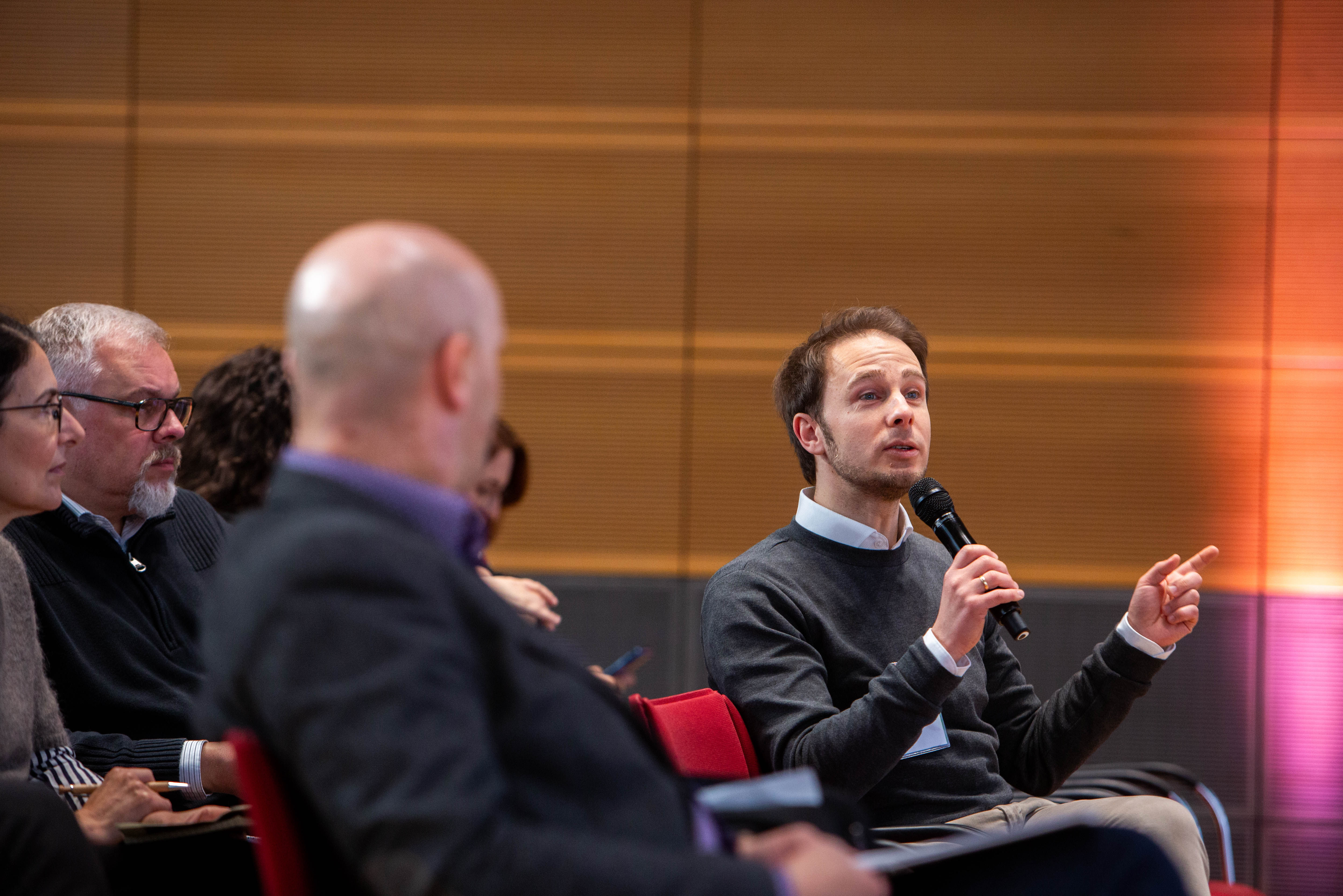 (© © Sebastian Pfütze) Fragender aus dem Plenum der Hauptbühne
