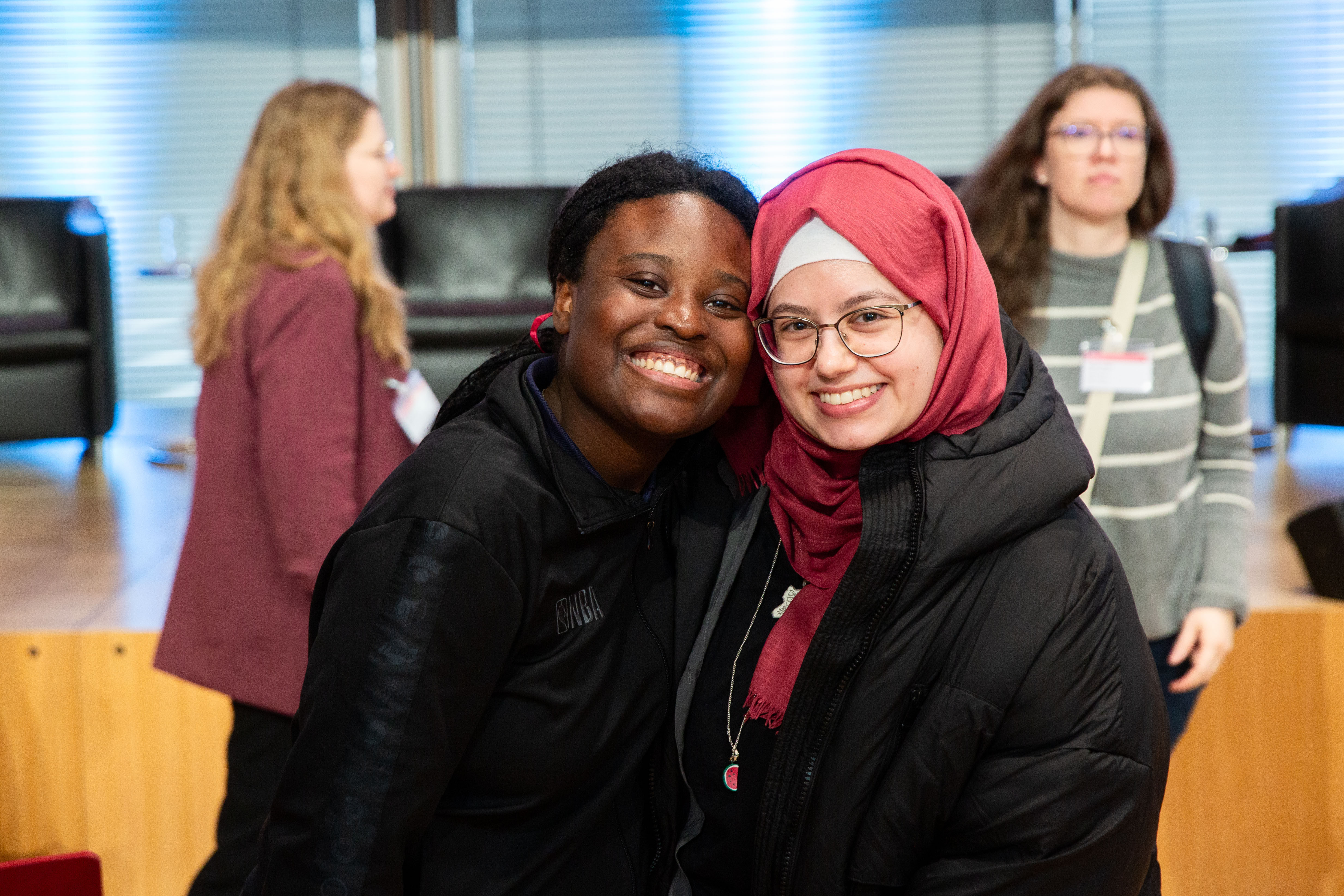 (© © Sebastian Pfütze) 2 Frauen lachen in die Kamera